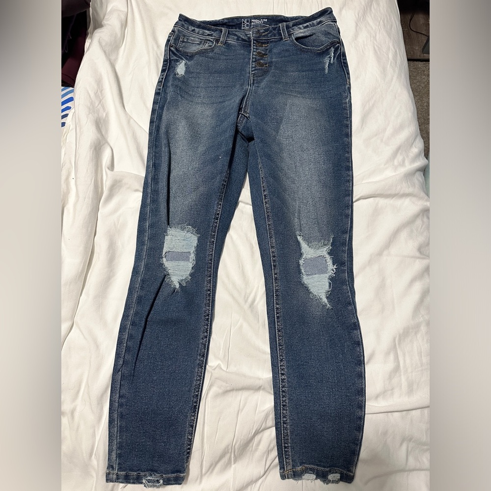 Size 11 No Boundaries distressed skinny jeans